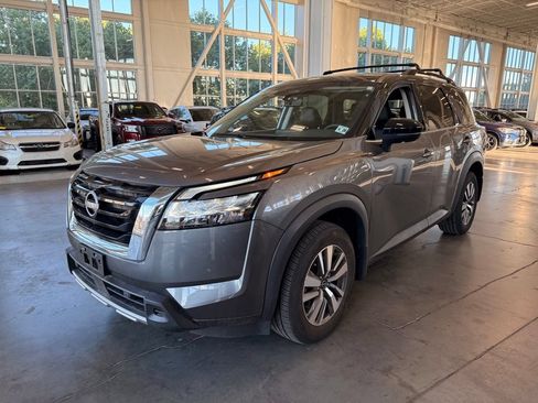 Used 2023 Nissan Pathfinder SL AWD/4WD image 7