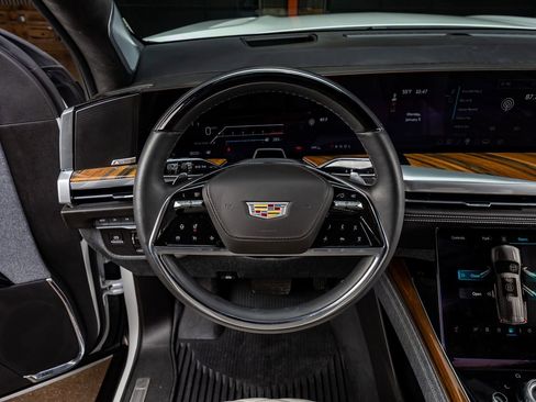 Used 2025 Cadillac Escalade ESV Sport Platinum w/ LPO, ONYX Package image 19