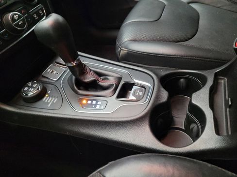 Used 2019 Jeep Cherokee Trailhawk AWD/4WD image 26