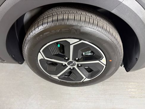 New 2026 Kia Niro EX FWD image 11
