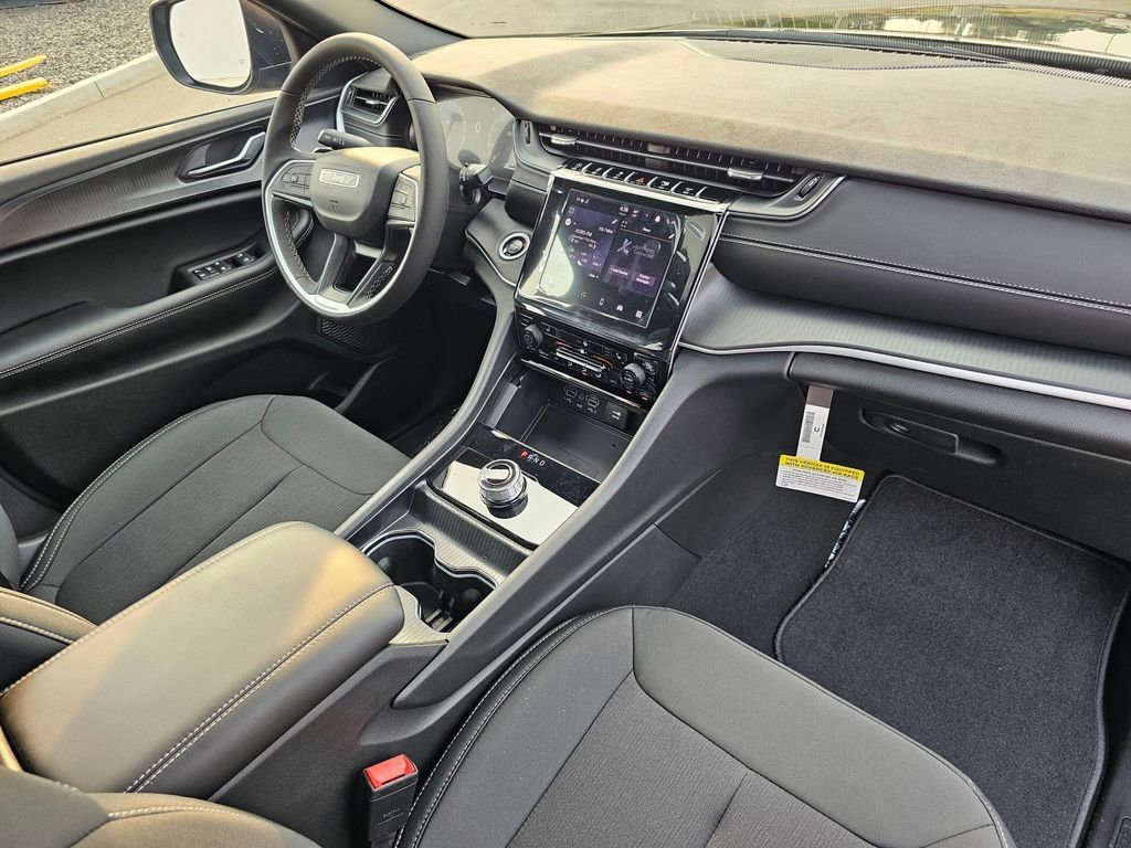 New 2025 Jeep Grand Cherokee Laredo X w/ Luxury Tech Group I AWD/4WD image 16