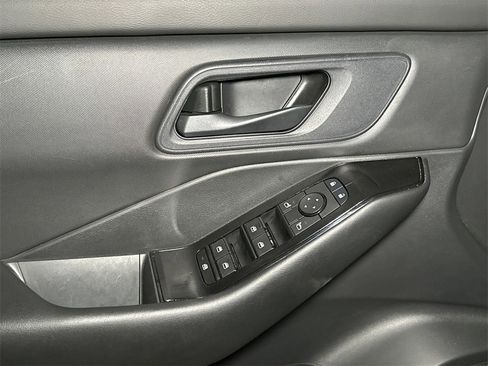 Used 2024 Nissan Rogue S image 17