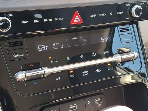 Used 2024 Kia Carnival EX FWD image 17