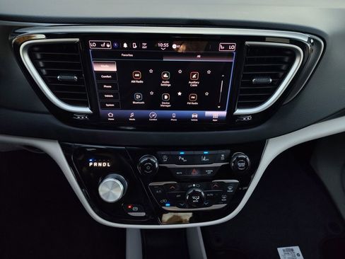 Used 2023 Chrysler Pacifica Touring-L image 8