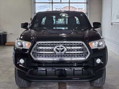 Used 2017 Toyota Tacoma TRD Sport image 10