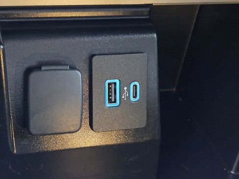 Used 2024 Ford Explorer XLT image 31