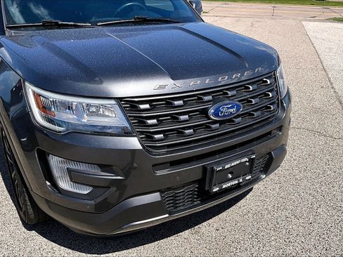 Used 2017 Ford Explorer XLT w/ Equipment Group 202A FWD image 3