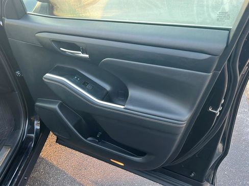 Used 2022 Toyota Highlander Bronze Edition FWD image 15