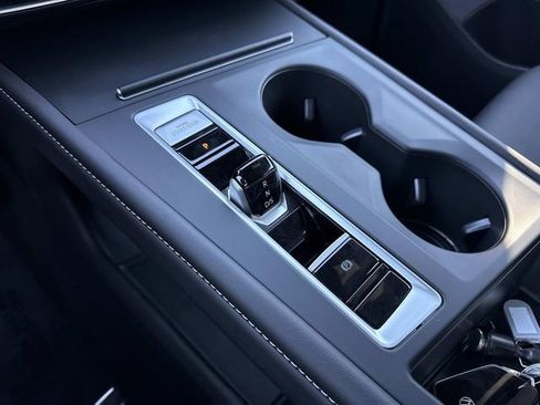 Used 2025 Volkswagen Atlas Cross Sport SE image 24