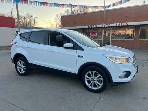 Used 2017 Ford Escape SE image 5