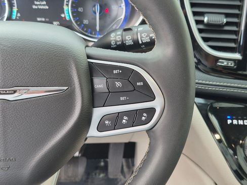 Used 2024 Chrysler Pacifica Limited FWD image 22