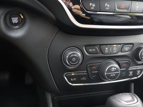 Used 2021 Jeep Cherokee Limited AWD/4WD image 16