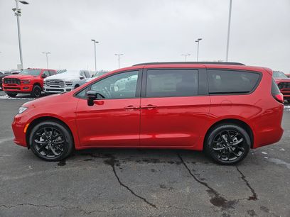 New 2026 Chrysler Pacifica Select w/ S Appearance Package