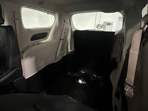 Used 2022 Chrysler Pacifica Touring-L FWD image 21