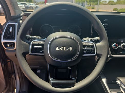 Used 2023 Kia Sorento LX FWD image 9