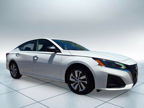 Used 2024 Nissan Altima 2.5 S FWD image 3
