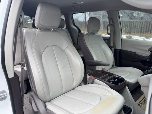 Used 2018 Chrysler Pacifica Touring-L image 20