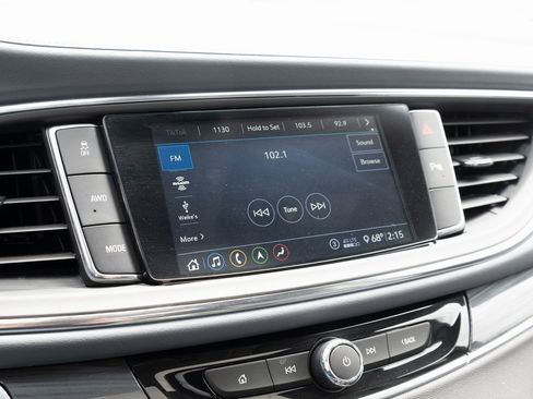 Used 2021 Buick Enclave Essence image 3