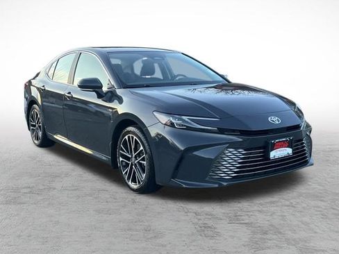 Used 2025 Toyota Camry XLE image 3
