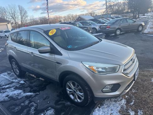 Used 2017 Ford Escape SE image 4
