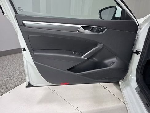 Used 2018 Volkswagen Passat 2.0T R-Line FWD image 8