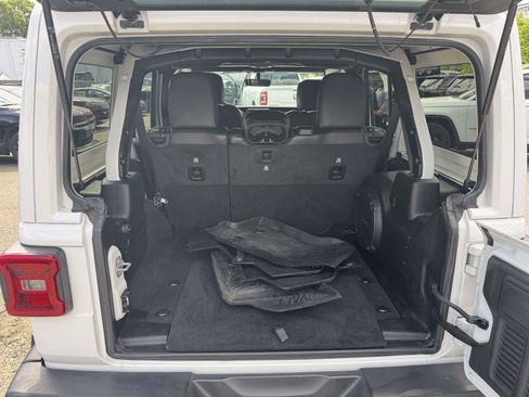 Used 2020 Jeep Wrangler Unlimited Sahara AWD/4WD image 15