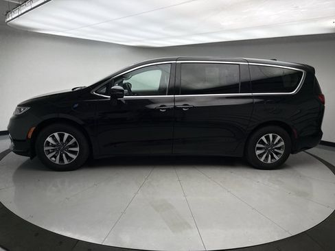 Used 2024 Chrysler Pacifica Limited FWD image 2