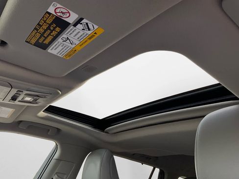 Used 2021 Toyota Highlander XLE AWD/4WD image 23