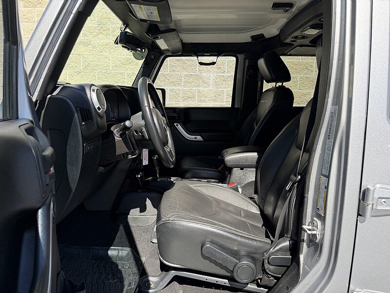 Used 2015 Jeep Wrangler Unlimited Rubicon w/ Connectivity Group AWD/4WD image 22