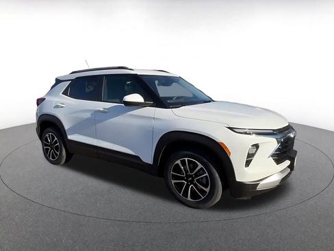 Used 2025 Chevrolet TrailBlazer LT image 2