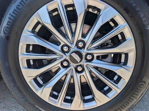Used 2025 Cadillac XT4 Premium Luxury FWD image 7