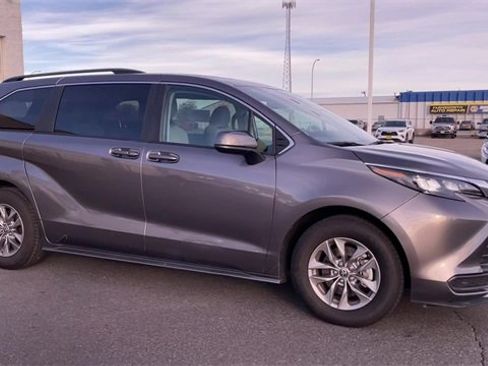 Used 2024 Toyota Sienna LE image 3