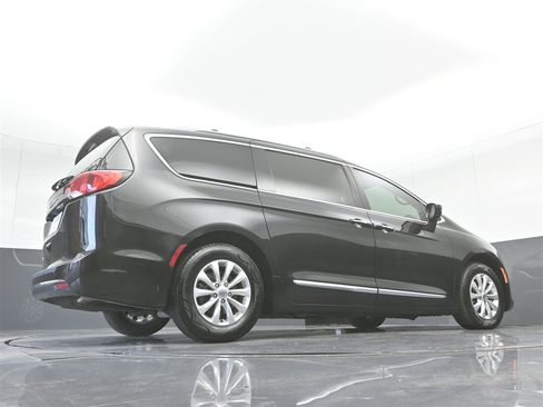 Used 2018 Chrysler Pacifica Touring-L image 34