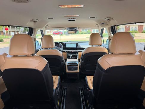 Used 2024 Kia Carnival EX FWD image 14