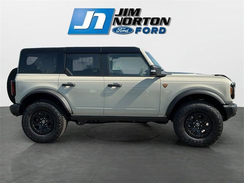 New 2025 Ford Bronco Badlands image 2