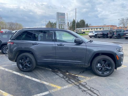 Used 2025 Jeep Grand Cherokee Limited w/ Luxury Tech Group II image 6