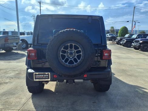 Used 2022 Jeep Wrangler Unlimited Rubicon w/ Xtreme Recon 35" Tire Package AWD/4WD image 8