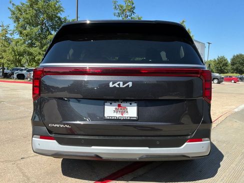 Used 2026 Kia Carnival FWD image 7