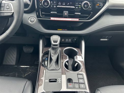 New 2026 Toyota Highlander Platinum image 15