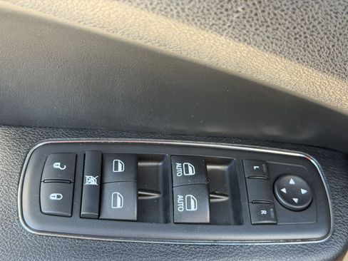 Used 2015 Chrysler 300 C image 17