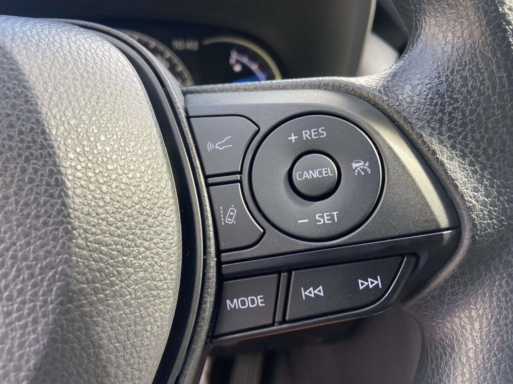 Used 2025 Toyota RAV4 XLE AWD/4WD image 32