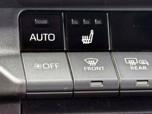 Used 2025 Toyota Camry XLE FWD image 29