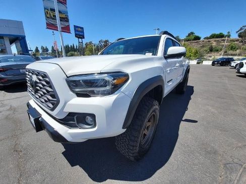 Used 2021 Toyota Tacoma TRD Off-Road w/ Technology Package AWD/4WD image 4