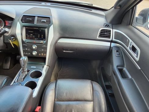 Used 2014 Ford Explorer XLT w/ Equipment Group 202A AWD/4WD image 19