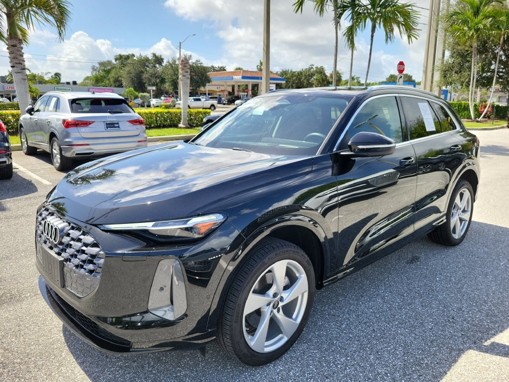 Used 2025 Audi Q5 Premium Plus w/ Premium Plus AWD/4WD image 2
