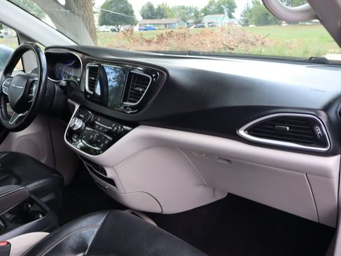 Used 2017 Chrysler Pacifica Touring-L w/ Tire & Wheel Group FWD image 17