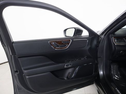 Used 2017 Lincoln Continental Select image 18