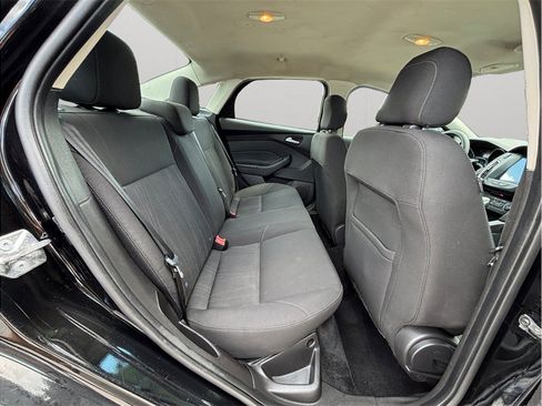 Used 2018 Ford Focus SE w/ SE Appearance Package FWD image 28