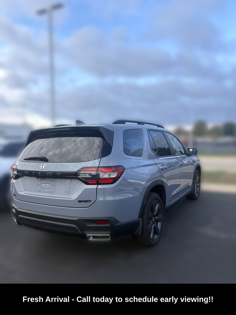 Used 2025 Honda Pilot Sport image 3