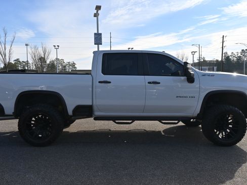 Used 2025 Chevrolet Silverado 2500 ZR2 w/ Technology Package AWD/4WD image 11